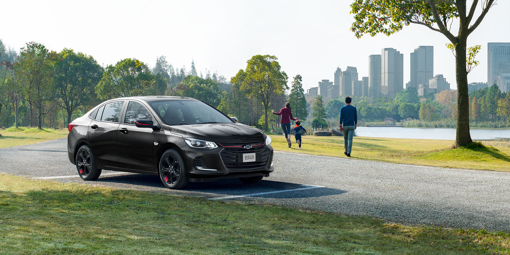 Chevrolet Onix 2025, sedán deportivo incluye luces delanteras de halógeno con proyector y parrilla negra con acentos en rojo