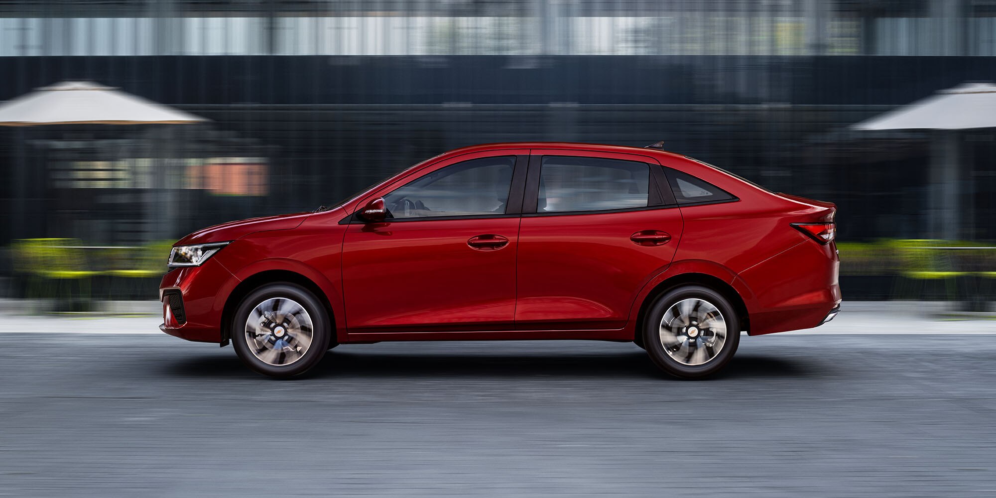 Chevrolet Aveo 2026, auto tipo sedán con spoiler con tercera luz de freno