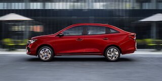 Chevrolet Aveo 2026, auto tipo sedán con spoiler con tercera luz de freno