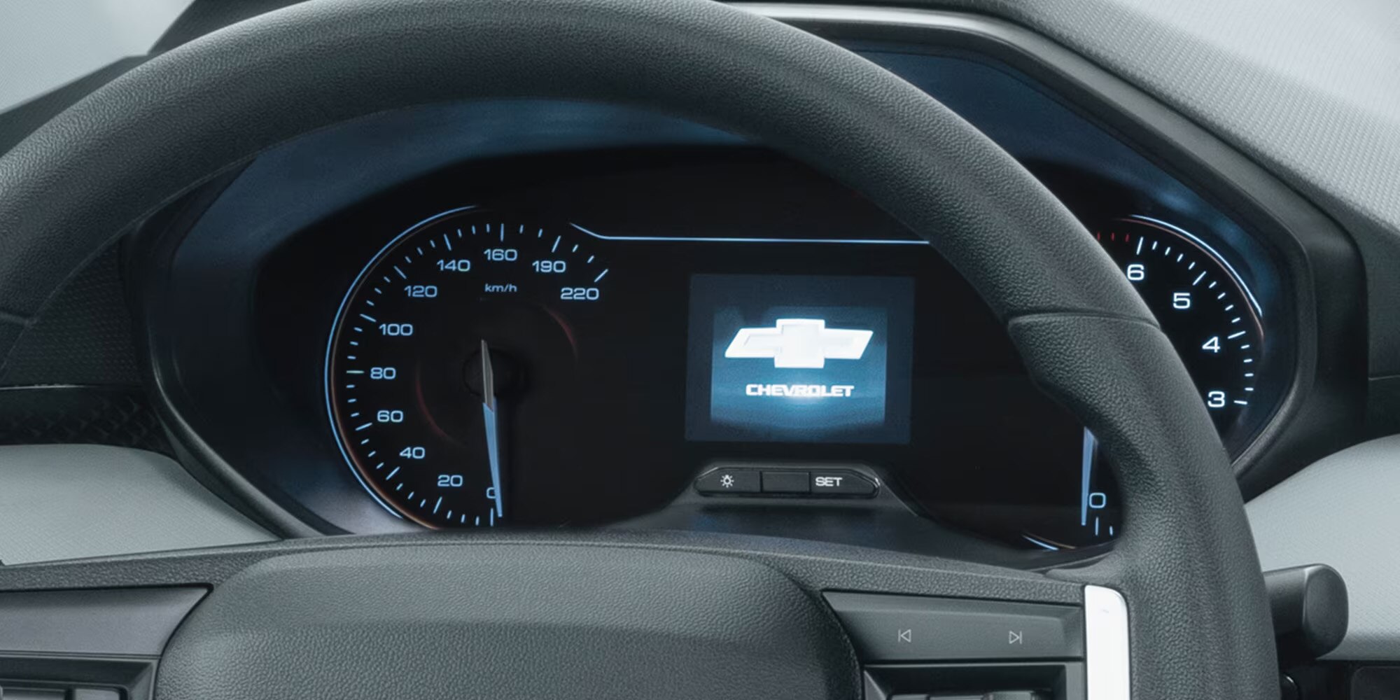 Chevrolet Aveo Sedán 2026, con volante deportivo de 3 brazos con controles de audio incluidos