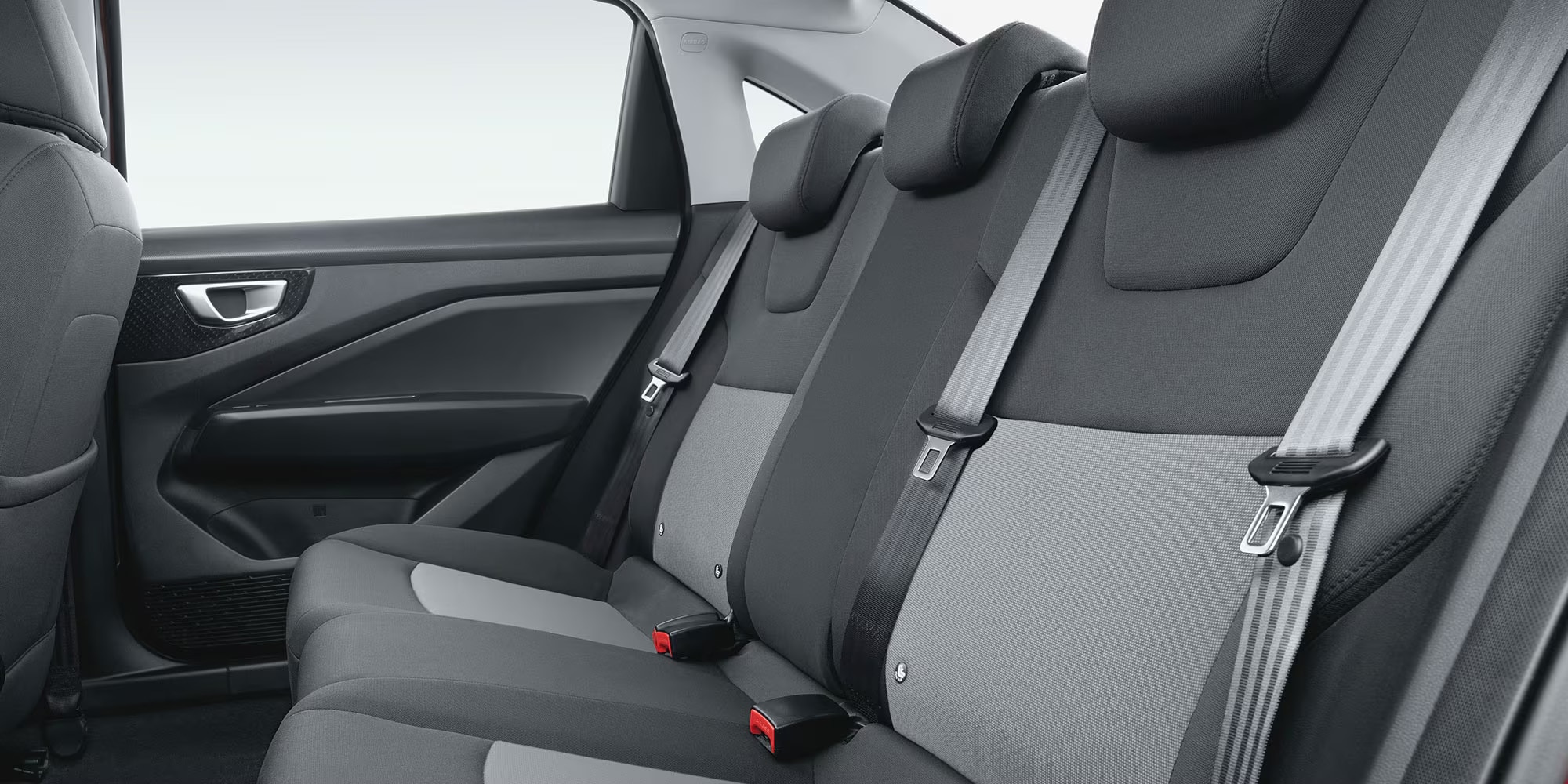 Nuevo Chevrolet Aveo Sedán 2026, con asientos en tela negra combinación de materiales y tablero color gris